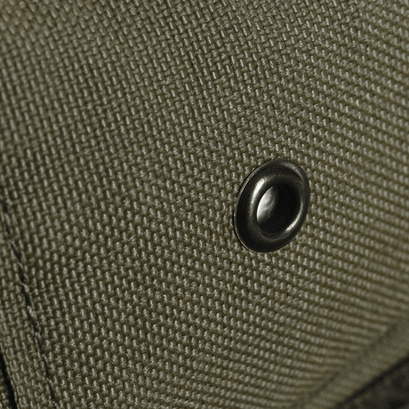 Nærbillede af M-Tac Medical Pouch Rip Off materiale og metaløje, designet til hurtig adgang til førstehjælpsudstyr.