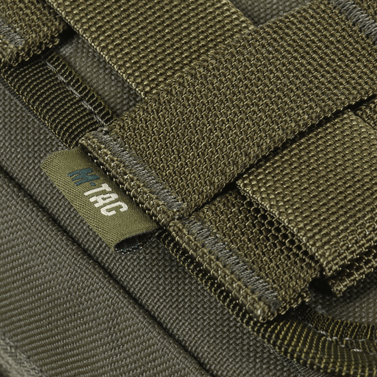 Nærbillede af M-Tac Medical Pouch Rip Off monteret på MOLLE Velcro-panel, viser taskens holdbare materiale.