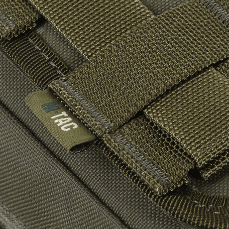 Nærbillede af M-Tac Medical Pouch Rip Off monteret på MOLLE Velcro-panel, viser taskens holdbare materiale.