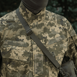 Kamuflagejakke med skrårem ses i nærbillede, perfekt til udendørsaktiviteter.