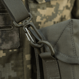 Nærbillede af M-Tac Taske til Natkikkert PVS-14 med fastex-lukning på camouflagebaggrund.