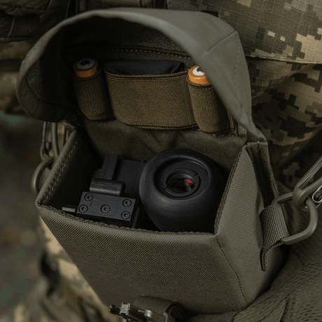 M-Tac Taske til Natkikkert PVS-14 med beskyttende design og elastiske stropper til sikker transport af natkikkertudstyr.