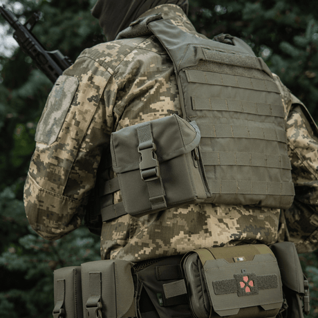 M-Tac Taske til Natkikkert PVS-14 fastgjort til en soldats uniform i skovmiljø