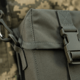 Nærbillede af M-Tac Taske til Natkikkert PVS-14 med fastex-lukning og elastiske stropper i camouflage baggrund