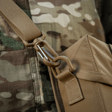 M-Tac Taske til Natkikkert PVS-14 med fastex-lukning for sikker opbevaring og transport, set mod kamuflagebaggrund.