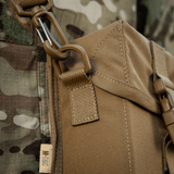 Close-up af M-Tac Taske til Natkikkert PVS-14 i brunt materiale med karabinhage til sikker opbevaring og transport.