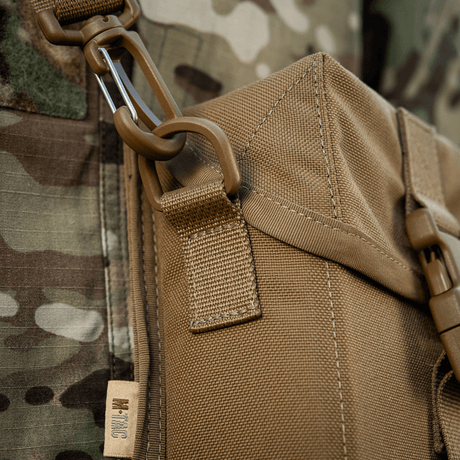 Close-up af M-Tac Taske til Natkikkert PVS-14 i brunt materiale med karabinhage til sikker opbevaring og transport.