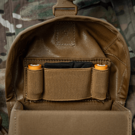 Indvendig visning af M-Tac Taske til Natkikkert PVS-14 med elastiske stropper for sikker opbevaring af natkikkerter og tilbehør.