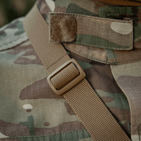 M-Tac Taske til Natkikkert PVS-14 fastgjort på camouflagejakke, viser detalje af strop og spænde