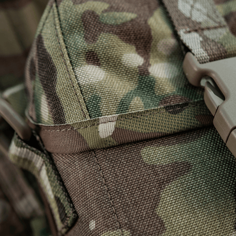 Nærbillede af M-Tac Taske til Natkikkert PVS-14 med camo-mønster og fastex-lukning til sikker opbevaring af natkikkerter.