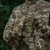M-Tac Taske til Natkikkert PVS-14 i camouflage-design holdt af person med taktisk tøj udendørs.