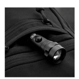 Lommelygte i lomme på M-Tac Carry Sling Taske Elite Gen.IV, designet til skjult bæring og hurtig adgang.