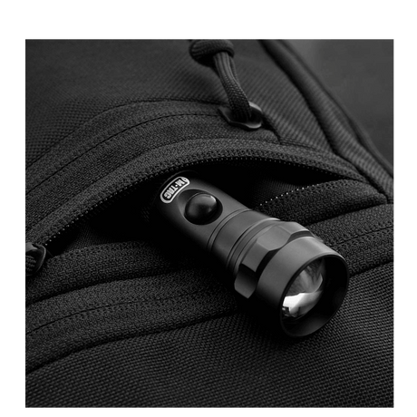 Lommelygte i lomme på M-Tac Carry Sling Taske Elite Gen.IV, designet til skjult bæring og hurtig adgang.