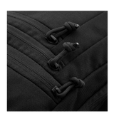 M-Tac Carry Sling Taske Elite Gen.IV med justerbare stropper for diskret våbenbæring. Nærbillede af sort skuldertaske med lynlåse.