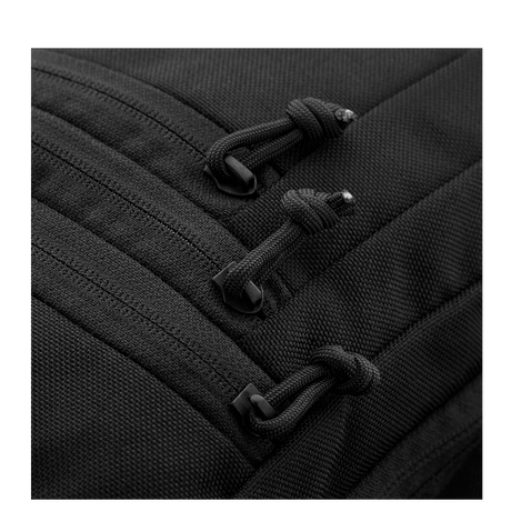 M-Tac Carry Sling Taske Elite Gen.IV med justerbare stropper for diskret våbenbæring. Nærbillede af sort skuldertaske med lynlåse.