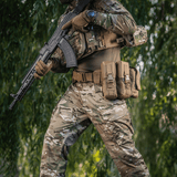 M-Tac War Belt ARMOR båret af taktisk udstyret soldat, viser holdbarhed og MOLLE-system i naturmiljø.