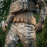 M-Tac War Belt ARMOR i aktion på en camoufleret soldat med taktisk udstyr og MOLLE-webbing.