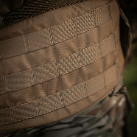 Nærbillede af M-Tac War Belt ARMOR med MOLLE-webbing og slidstærkt Cordura 500D materiale, ideel til taktiske opgaver.