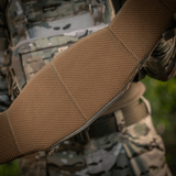 M-Tac War Belt ARMOR i brug, detalje af slidstærkt Cordura 500D med MIL-SPEC MOLLE-webbing på taktisk bælte.