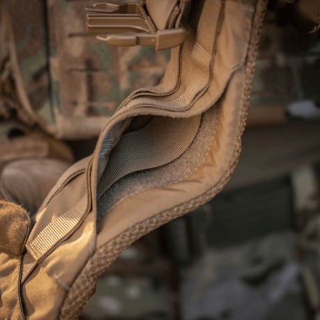 Nærbillede af M-Tac War Belt ARMOR med slidstærk Cordura 500D og MIL-SPEC MOLLE-webbing til taktiske anvendelser.