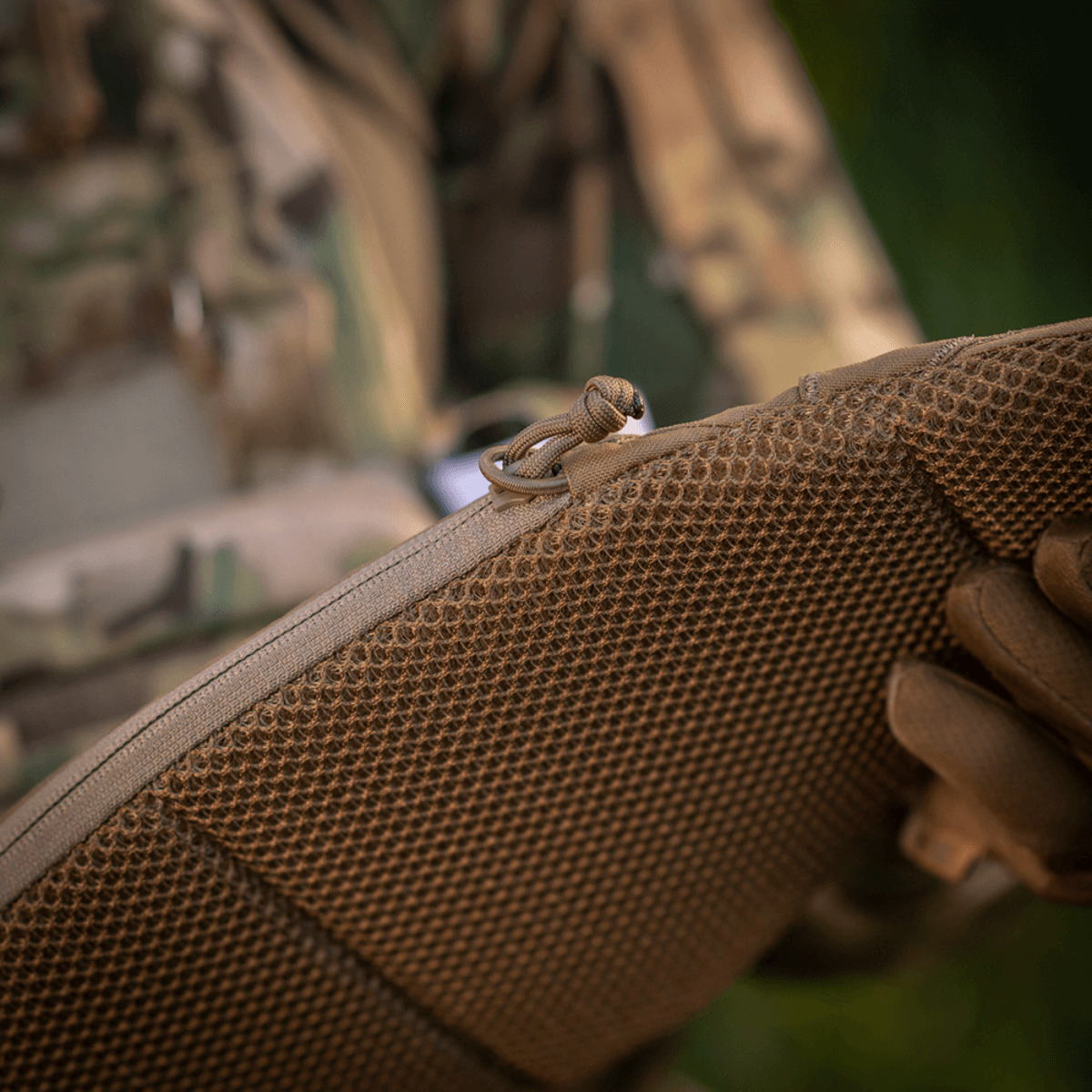 Nærbillede af M-Tac War Belt ARMOR med MOLLE-webbing, viser holdbart Cordura 500D materiale i taktisk brug.