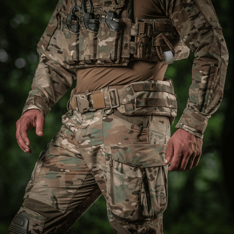 M-Tac War Belt ARMOR taktisk bælte i brug med camouflage tøj og MOLLE-webbing til kampopgaver.