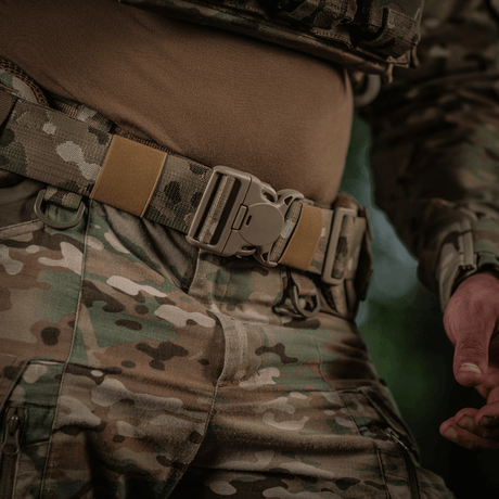 Soldat iført M-Tac War Belt ARMOR med MOLLE-webbing og robuste spændelukninger, designet til taktiske missioner.