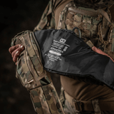 Person holder M-Tac War Belt ARMOR med MOLLE-webbing og robuste materialer, ideel til taktisk brug.