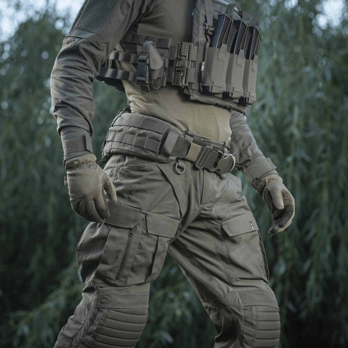 M-Tac War Belt ARMOR taktisk bælte med MOLLE-webbing, designet til moderne kampopgaver. Slidstærkt Cordura 500D. Viser bæltets brug.
