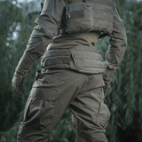 M-Tac War Belt ARMOR iført af taktisk specialist udendørs, viser MOLLE-webbing til fastsættelse af udstyr.