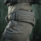 M-Tac War Belt ARMOR i brug, viser det slidstærke Cordura 500D og MOLLE-webbing til taktisk udstyr, tilpasset moderne kampopgaver.