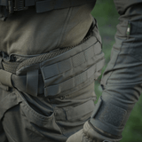 Nærbillede af M-Tac War Belt ARMOR med slidstærkt design og MOLLE-webbing, ideelt til taktisk brug og kampudstyrstilpasning.
