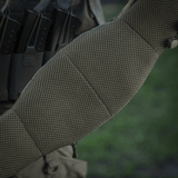 Nærbillede af M-Tac War Belt ARMOR med MOLLE-webbing, designet til taktisk brug og holdbar konstruktion af Cordura 500D.