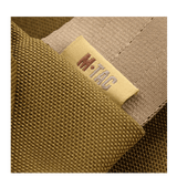 Nærbillede af M-Tac Carry Sling Taske Elite Gen.IV med Velcro, der viser mærket i beige og olivengrønne nuancer.