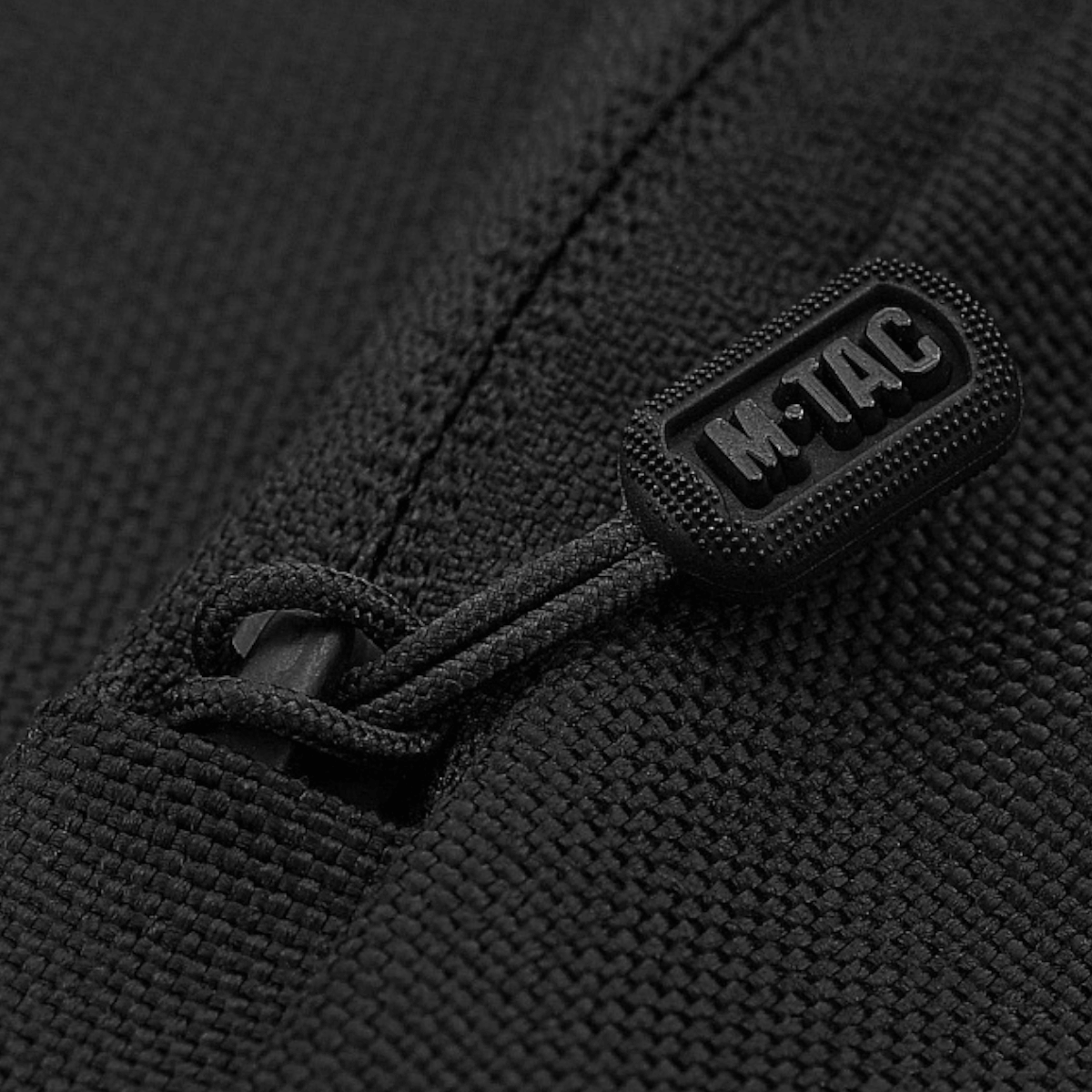 Nærbillede af lynlåsdetalje på M-Tac Carry Sling Taske Elite Gen.IV med Velcro, designet til skjult bæring af våben.