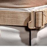 M-Tac Double Duty Taktisk Bælte Hex i brug, robust og holdbart design til taktiske opgaver og hverdag, beige bælte på bukser