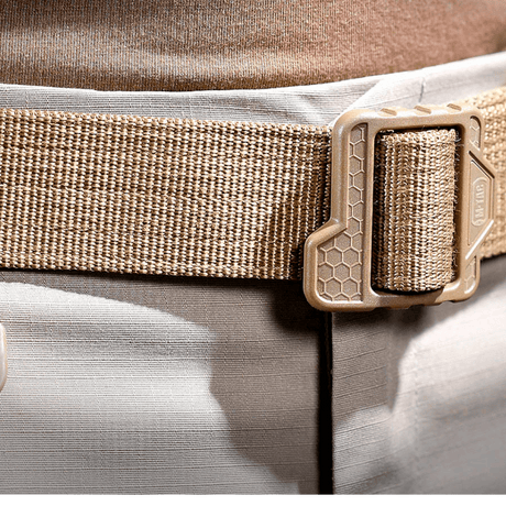 M-Tac Double Duty Taktisk Bælte Hex i brug, robust og holdbart design til taktiske opgaver og hverdag, beige bælte på bukser