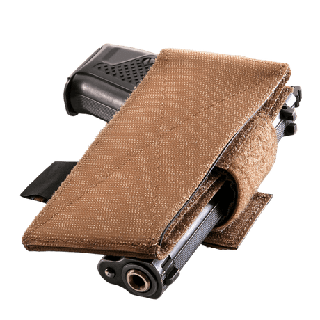 M-Tac CCW Hylster – Modulært Universal Hylster i brug, viser alsidighed og modulær design med pistol i holster, lavet af Cordura materiale.