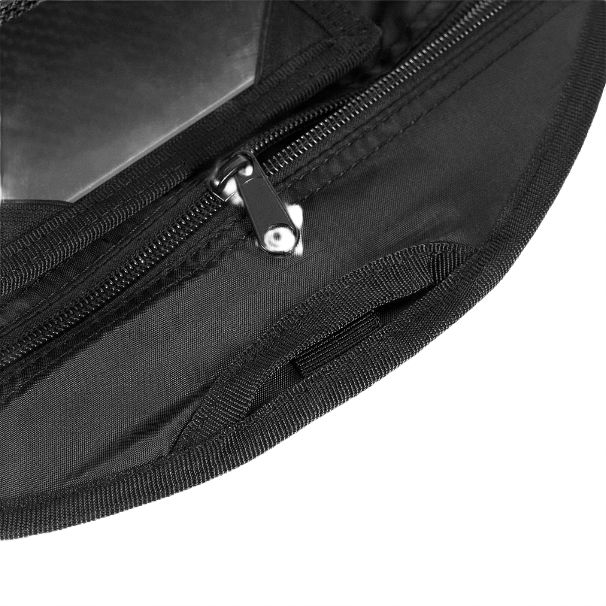 M-Tac Toilettaske med lynlåslukning til opbevaring af hygiejneartikler. Ideel til rejser og daglig brug med kompakt design.