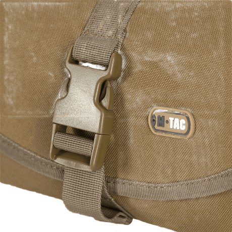 M-Tac Toilettaske i kraftig materiale med praktisk spænde, ideel til opbevaring af personlige hygiejneartikler og rejsebrug.