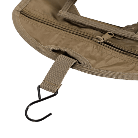 Nærbillede af M-Tac Toilettaske med lynlås og ophængskrog, ideel til opbevaring af personlige hygiejneartikler til rejsebrug.