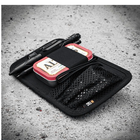 M-Tac Hook & Loop Low Profile Admin Panel, modulær organizer for taktisk pen, lommelygte, multitool i sort på grå baggrund.