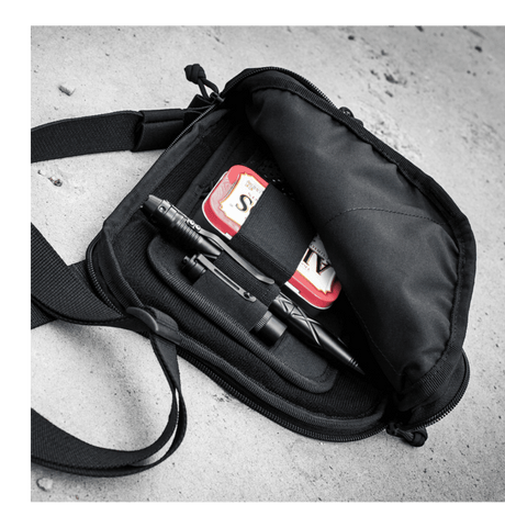 M-Tac Hook & Loop Low Profile Admin Panel inde i en taske med taktisk pen, lommelygte og gadgets, organiseret på Velcro-panel.