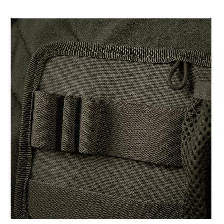 Nærbillede af M-Tac Hook & Loop Low Profile Admin Panel med elastiske fastgøringer til taktiske redskaber i en taske.