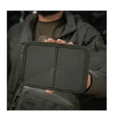 M-Tac Hook & Loop Low Profile Admin Panel vist holdt i hånden, perfekt til taktisk organisering i tasker eller rygsække.