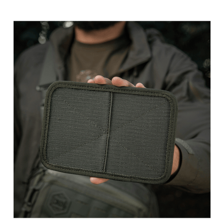 M-Tac Hook & Loop Low Profile Admin Panel vist holdt i hånden, perfekt til taktisk organisering i tasker eller rygsække.