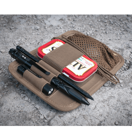 M-Tac Hook & Loop Low Profile Admin Panel med taktisk pen, lommelygte og gadgets til modulær opbevaring i en taske.