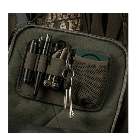 M-Tac Hook & Loop Low Profile Admin Panel i en taske, organiserer taktiske penne, lommelygter, multitools og nøgler på Velcro-panel.