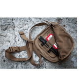 M-Tac Hook & Loop Low Profile Admin Panel i en åben taske på betonbaggrund, viser elastiske fastgøringer til gadgets, taktiske penne og udstyr.