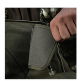 Person fastgør M-Tac Hook & Loop Low Profile Admin Panel i en taske, modulært organiseringssystem.